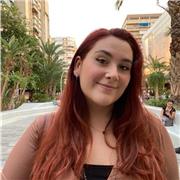 Profesora de latín, griego, lengua e inglés imparte clases a niños de todas las edades